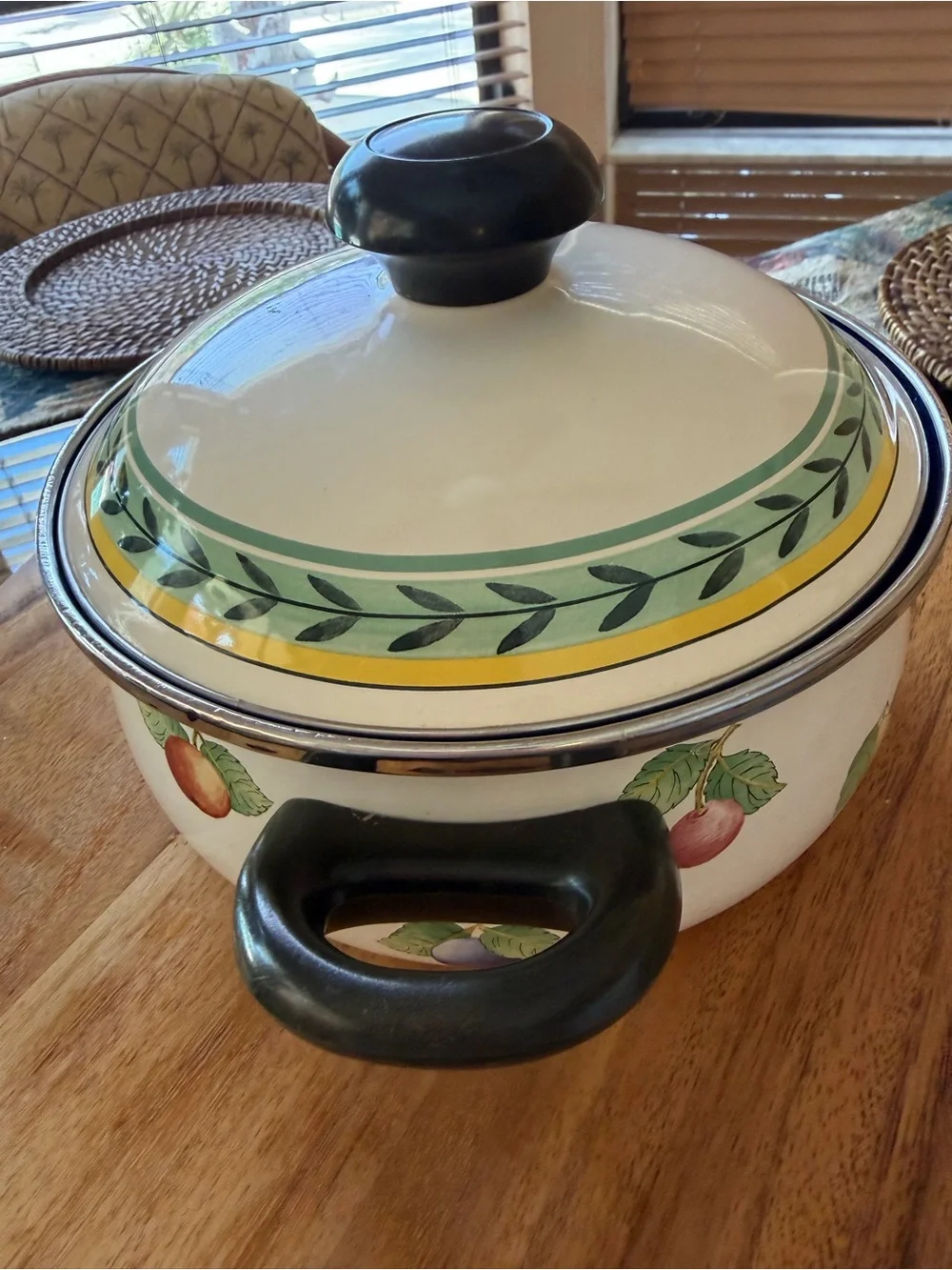 Villeroy & Boch Germany Cream Enamel Fruit-Pattern Stockpot 4 quart with Lid